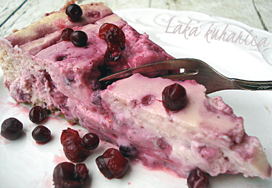 Cheesecake with cranberries